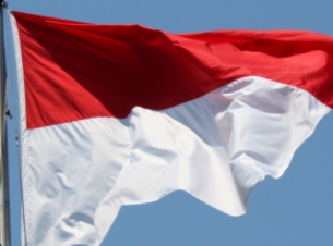 Flaga Indonezji powiewająca na maszcie